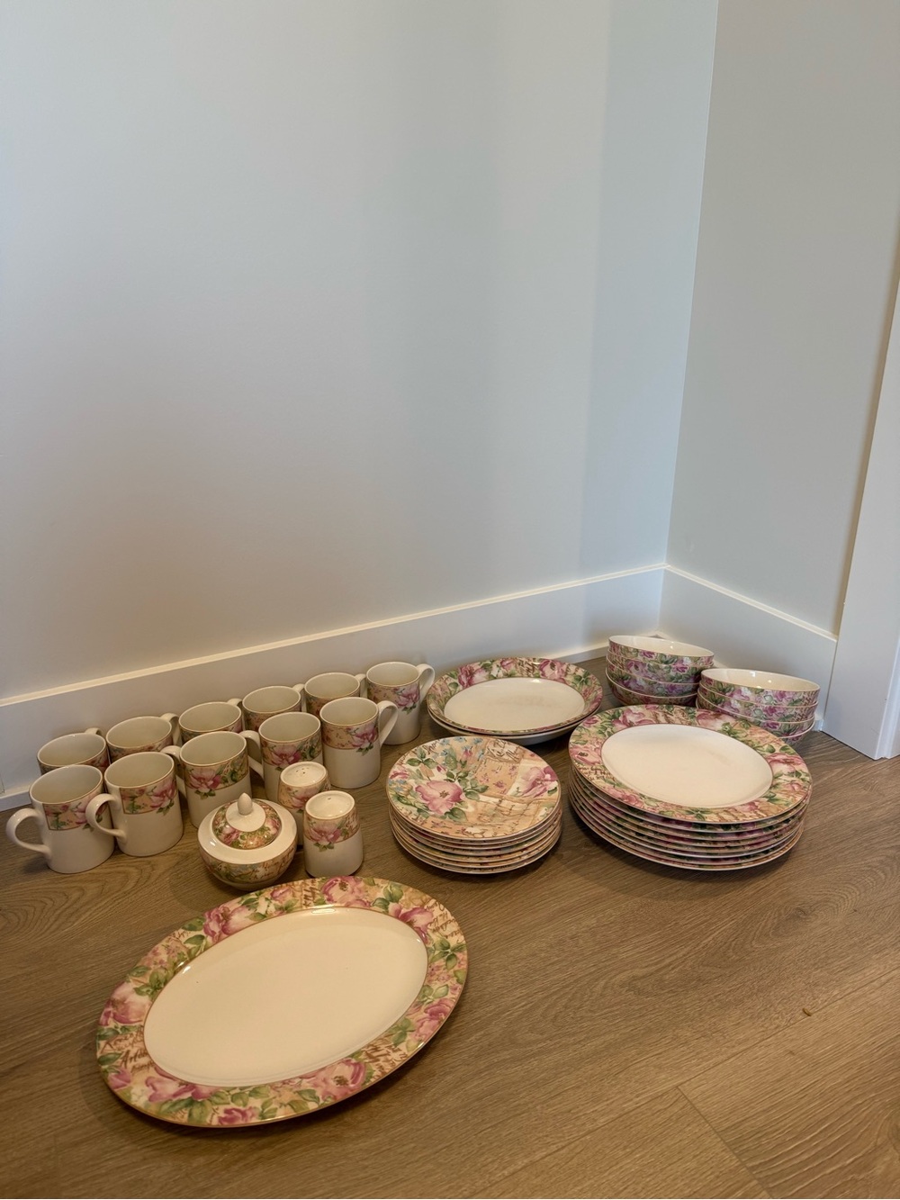 Royal Doulton Poetic Rose 39-Piece Dinnerware Set - Everyday Collection - Floral